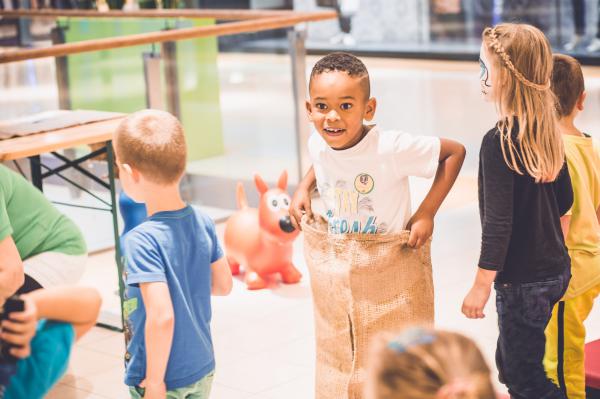 /Der-Kindersportparkour-begeisterte-d