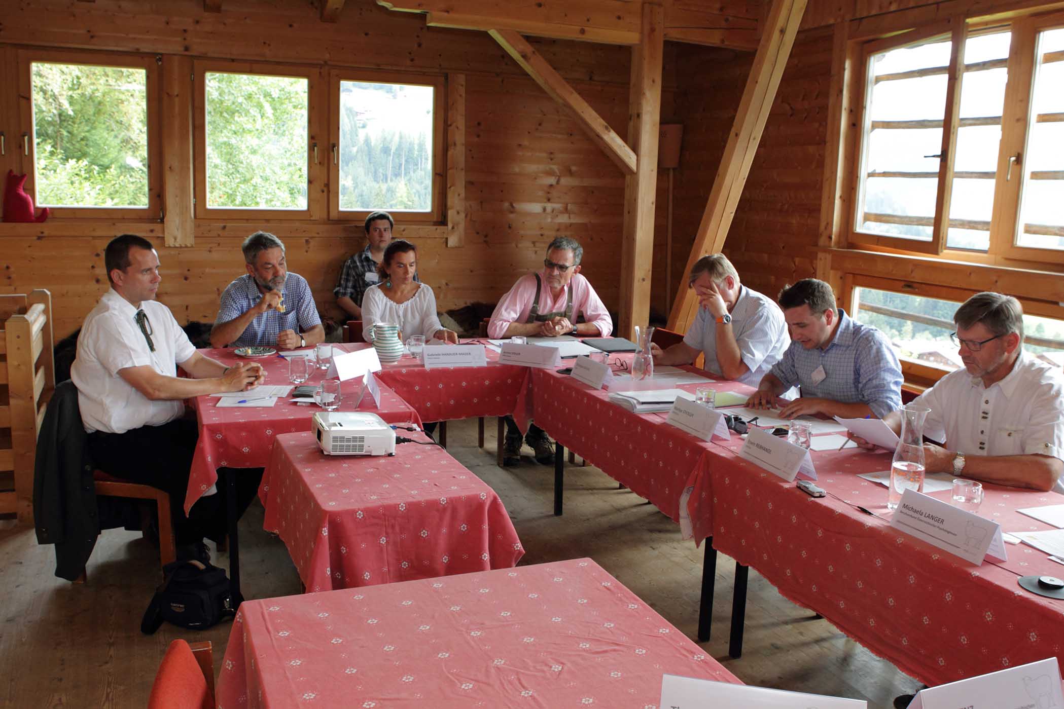 Gipfelgespräch auf der Schafalm in Alpbach