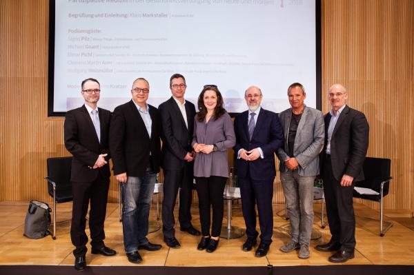 /Gruppenfoto-Podiumsdiskussion-Partiz-1