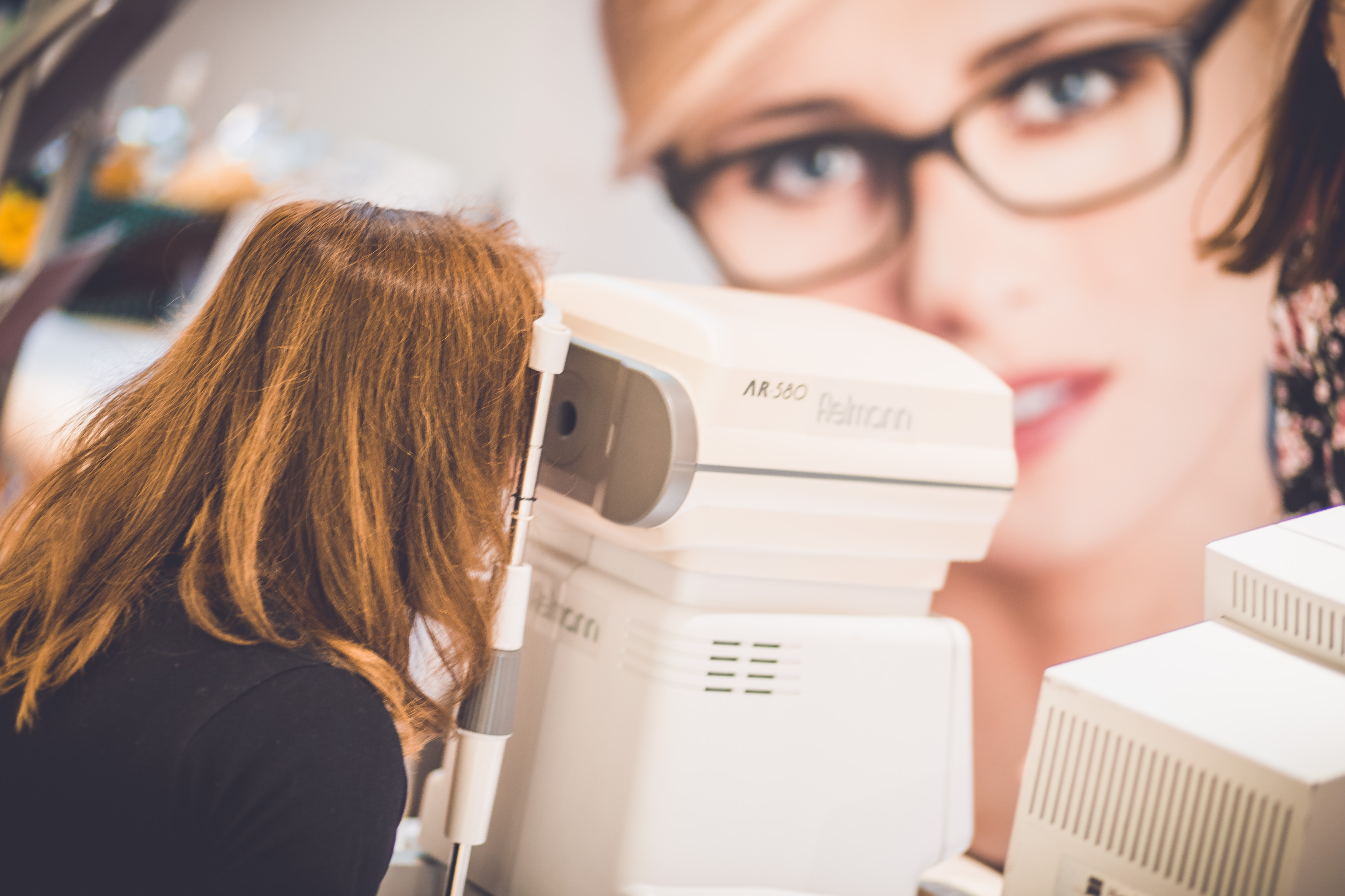 Sehtest am Ausstellerstand von Fielmann